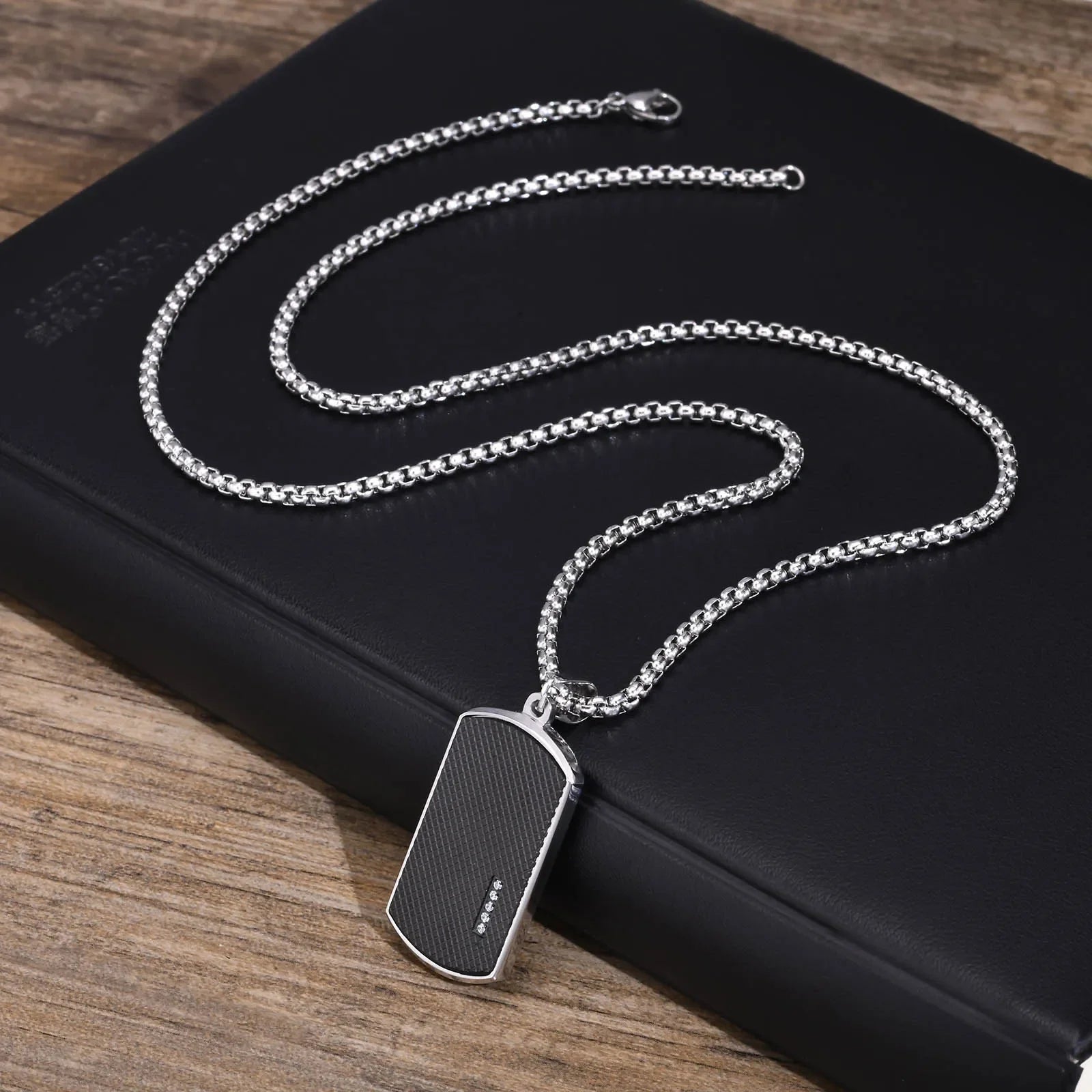 Vnox-Elegante Preto Dog Tag Colares para Homens e Mulheres, Zircônia Cúbica Pedra, Pingente Quadrado de Aço Inoxidável, Presente Colarinho